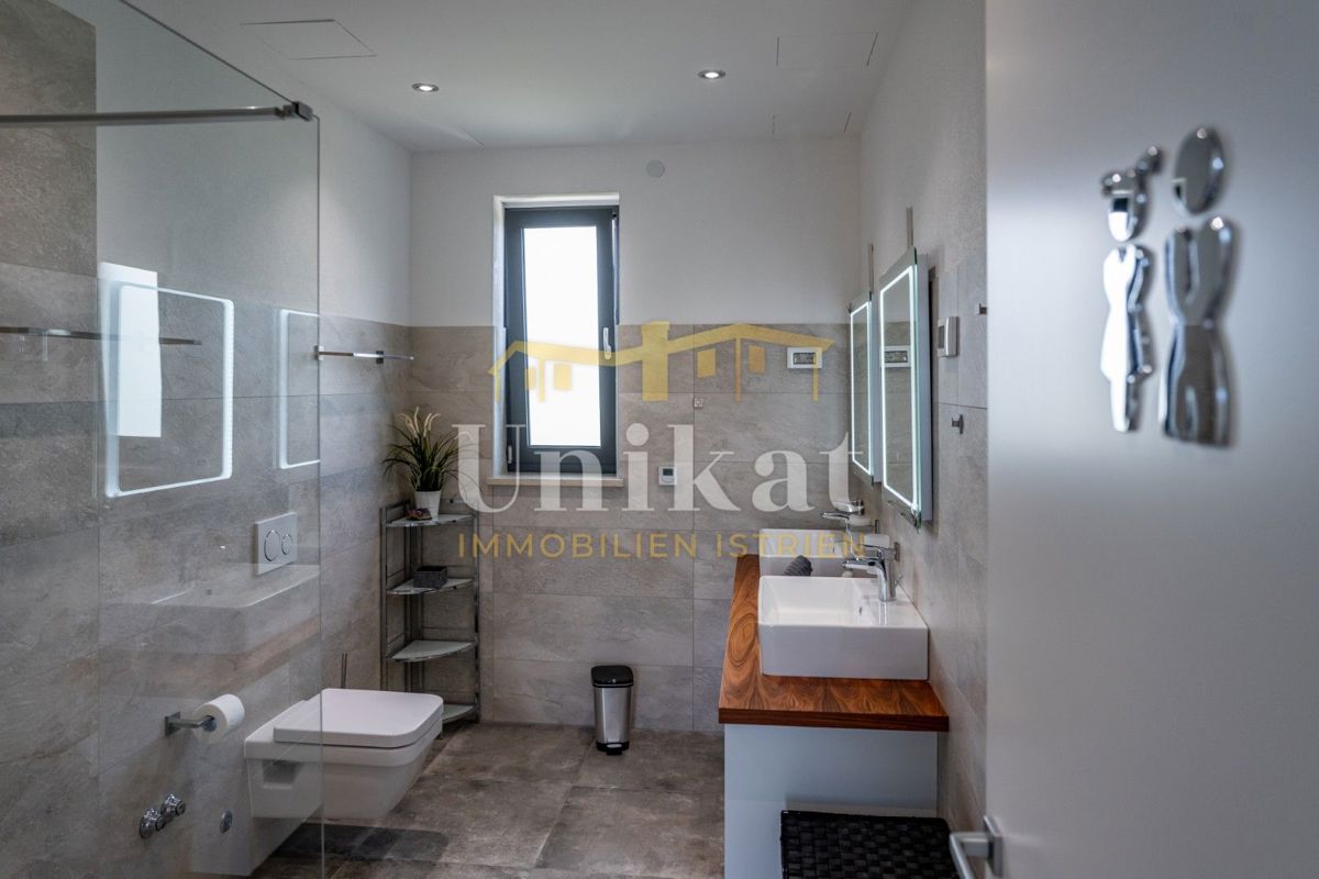 Luksuzna hiša z garažo v kleti - 3 km do morja